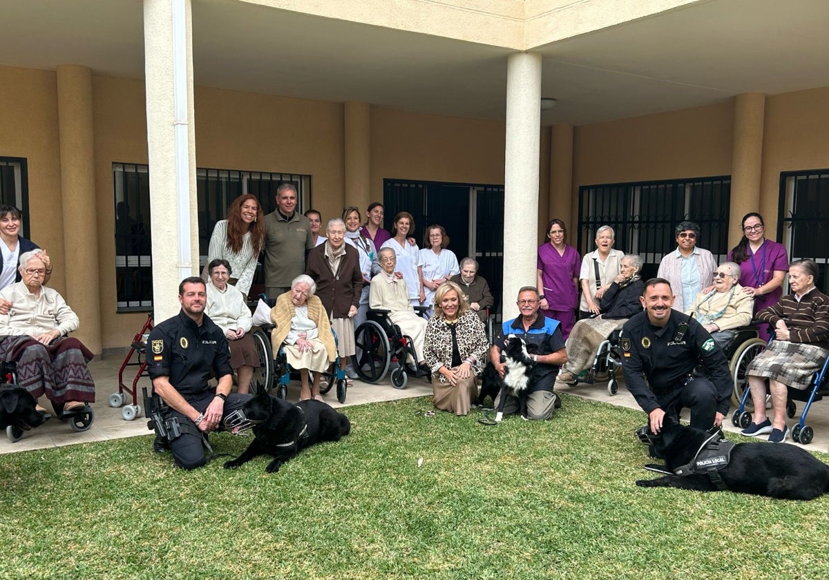 Torremolinos acerca la labor de la Unidad Canina a las residencias de mayores