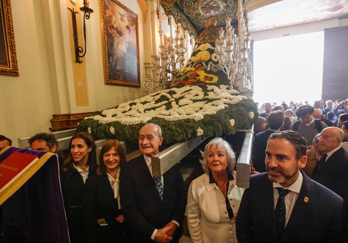 La Virgen de las Penas luce un manto de flores centrado en el Jubileo de la Esperanza