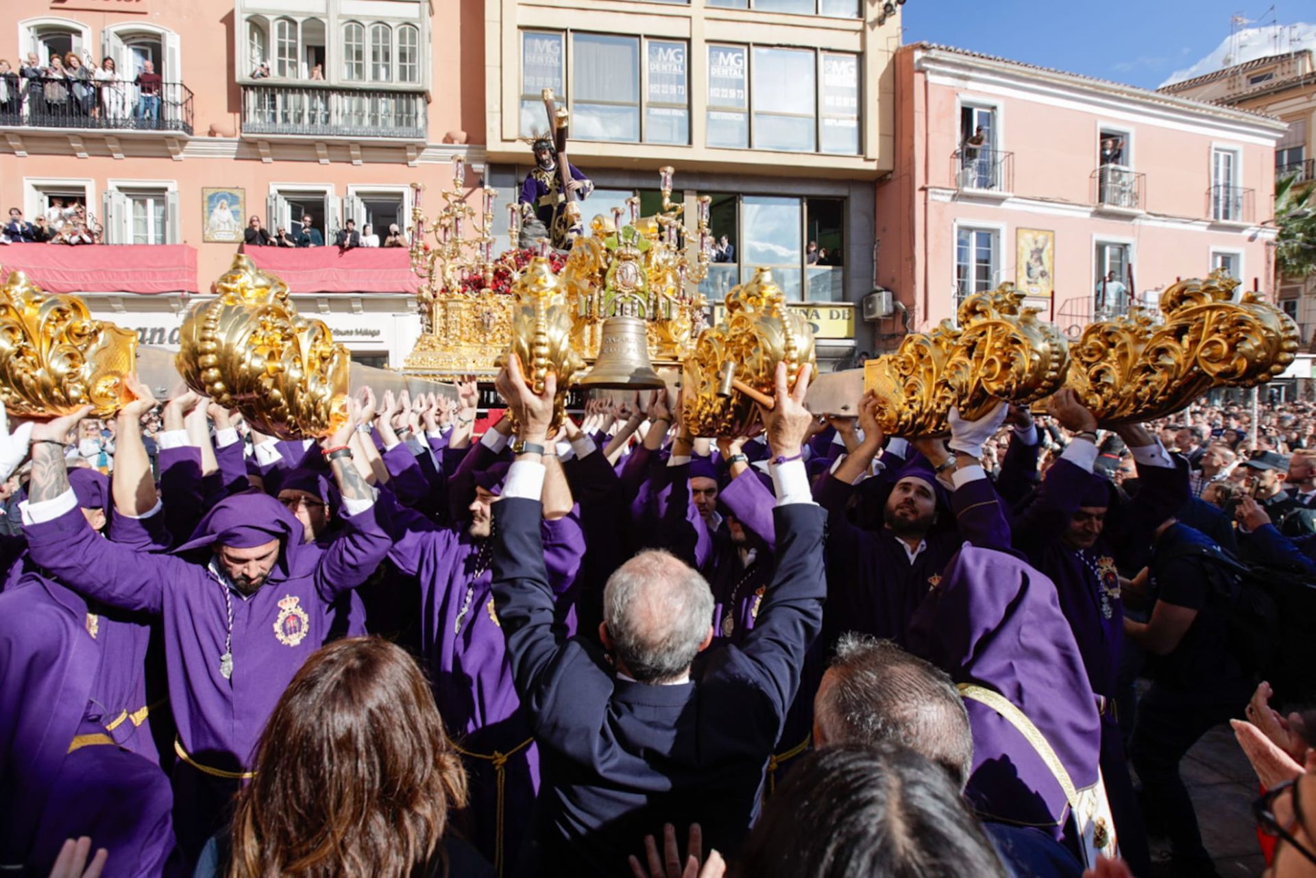 Jesús Nazareno de los Pasos en el Monte Calvario, a su paso por la tribuna oficial.
