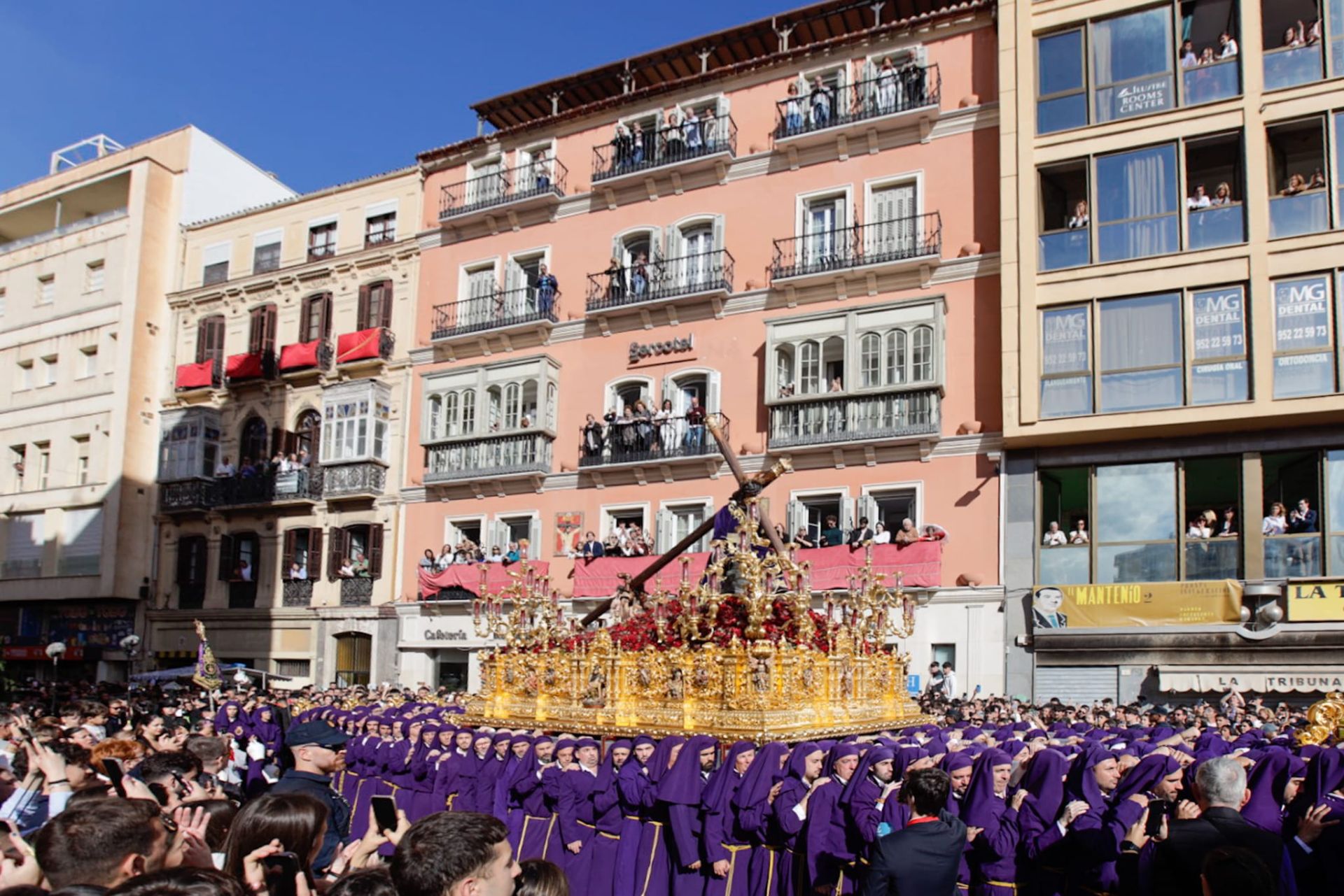 Jesús Nazareno de los Pasos en el Monte Calvario, a su paso por la tribuna oficial.