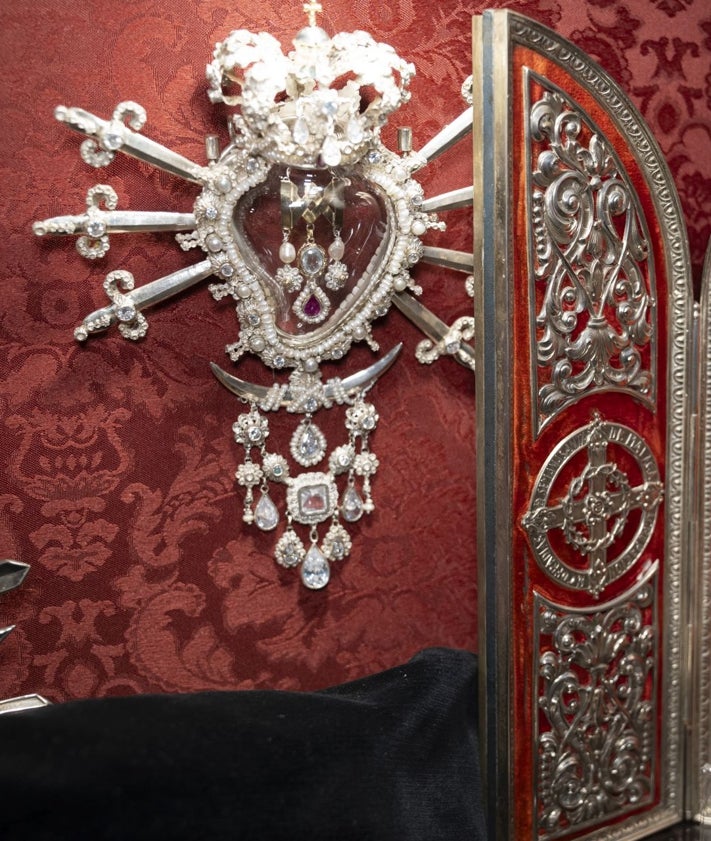 Imagen secundaria 2 - Detalles de algunas de las condecoraciones donadas. 