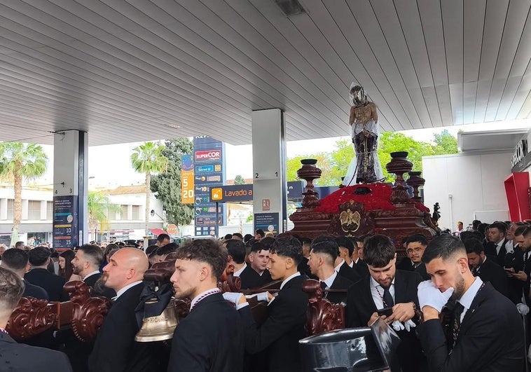 Imagen del trono del Ecce-Homo, este Martes Santo en la gasolinera de Vélez-Málaga.