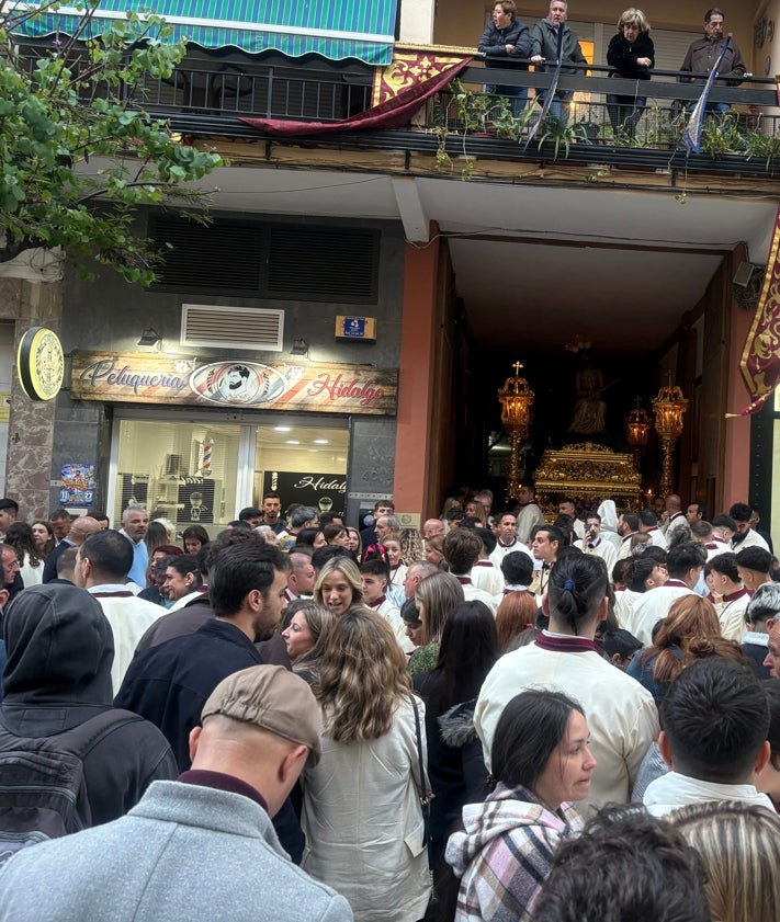 Imagen secundaria 2 - Arriba y abajo a la izquierda, la Virgen de los Dolores y el Dulce Nombre, en su 'tinglao' de La Carrera, junto al Paseo Nuevo, y a la derecha, el Coronado de Espinas y la Virgen de la Salud, en su nave de la calle alcalde Juan Barranquero.