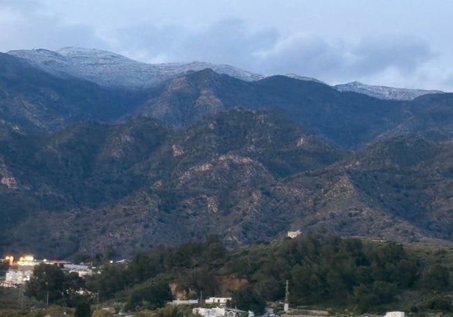 La Navachica, de 1.831 metros de altitud sobre el nivel del mar, nevada, este Martes Santo, vista desde Nerja.