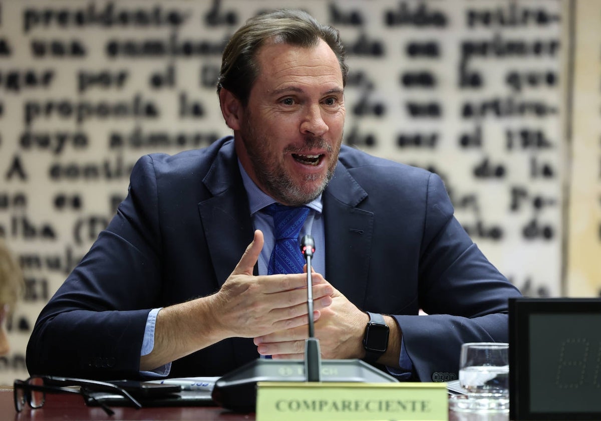 El Gobierno amenaza con retirarle la ayuda del transporte a la Junta de Andalucía