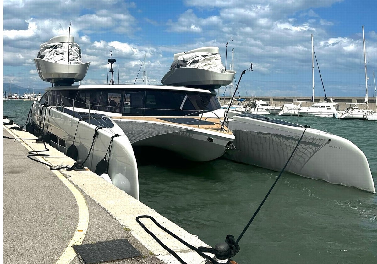El Puerto de Benalmádena recibe al Ganany, un espectacular catamarán sostenible de 21 metros