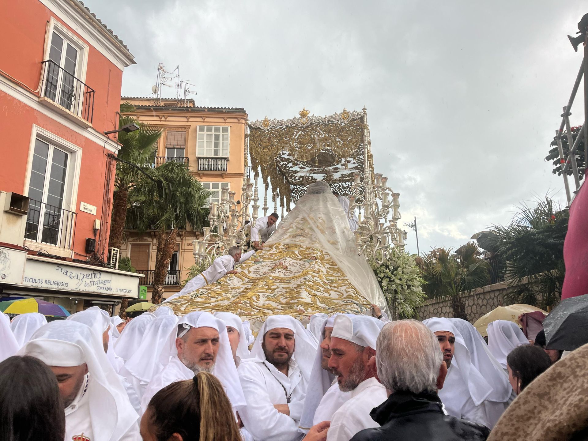 Cubren con un plástico a la Virgen del Rocío ante la intensa lluvia.