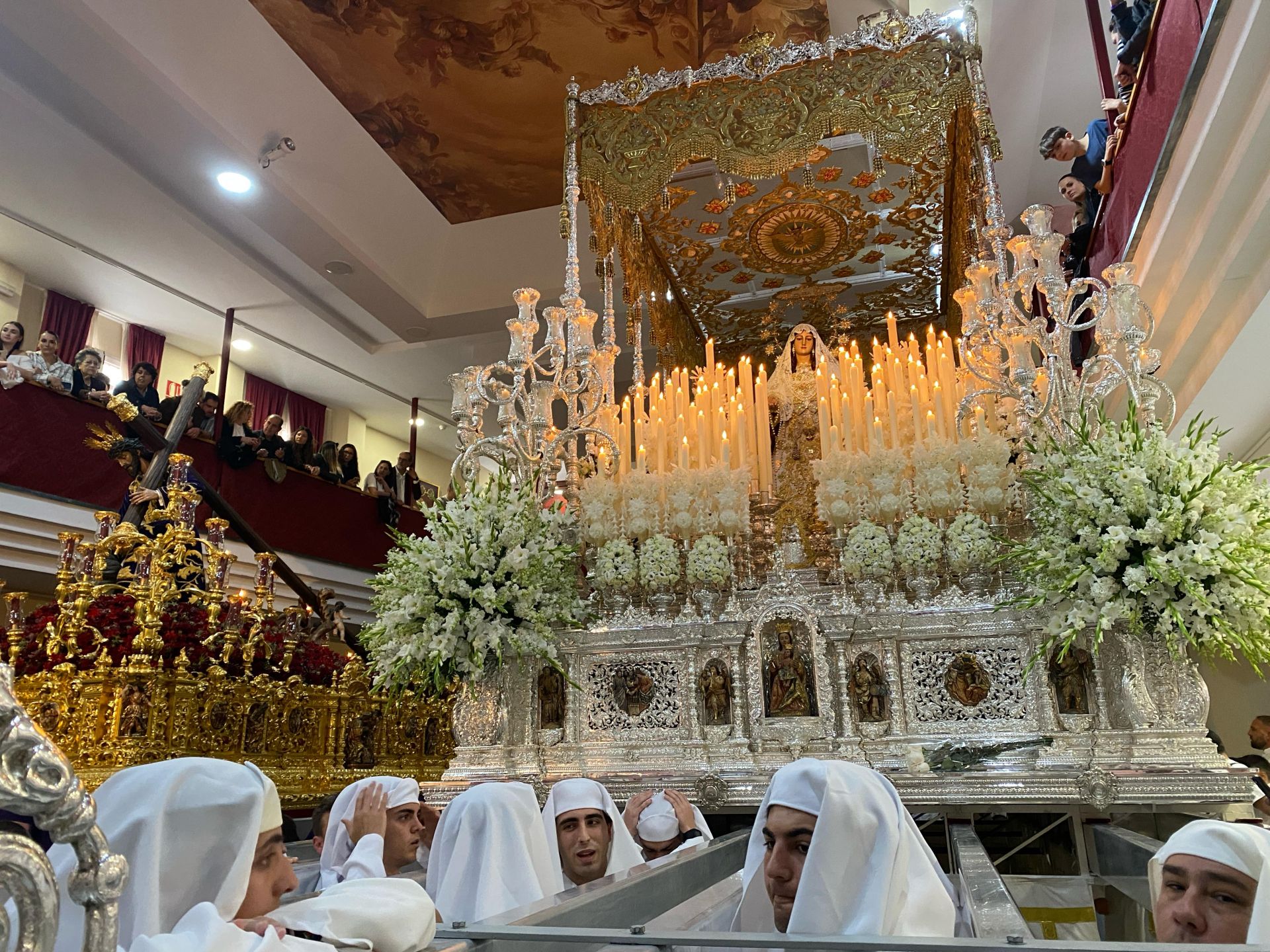 Jesús Nazareno de los Pasos en el Monte Calvario y el Rocío, momentos antes de la salida.