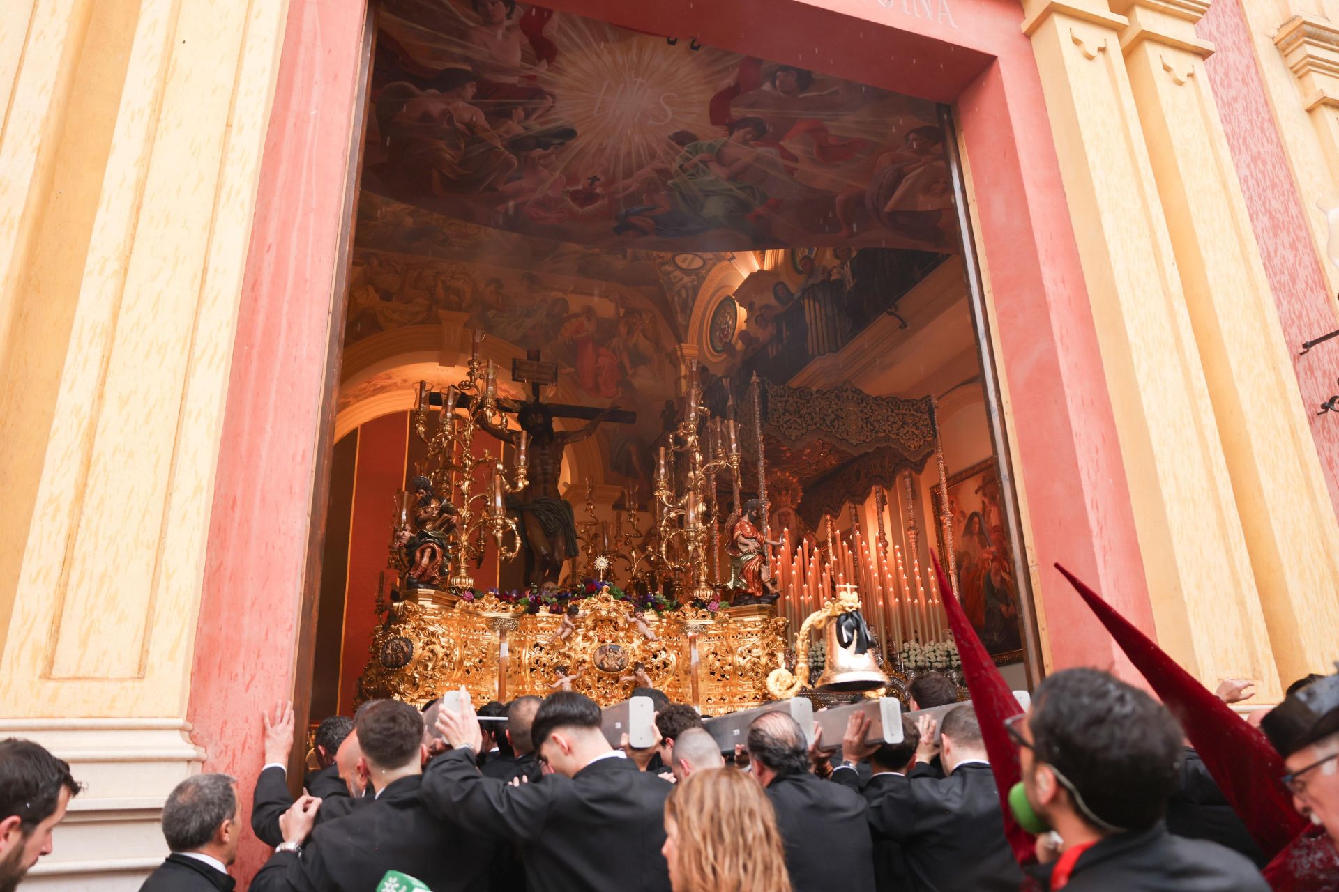 La lluvia sorprende a las Penas en la salida y se ve obligada a volver al Oratorio.