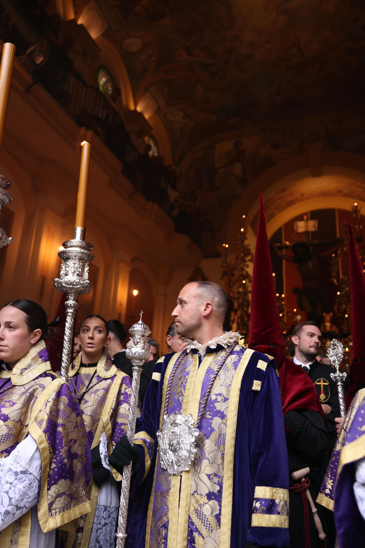 La lluvia sorprende a las Penas en la salida y se ve obligada a volver al Oratorio.