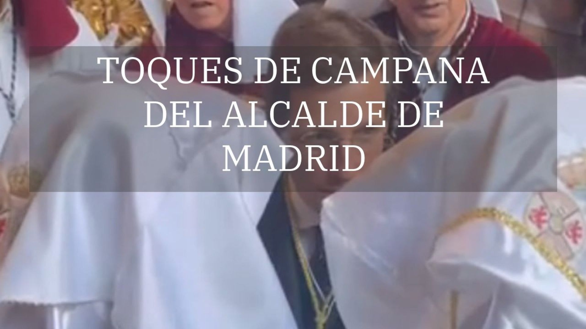 Martínez-Almeida da los toque de campana para la salida de La Paloma en la Semana Santa de Málaga