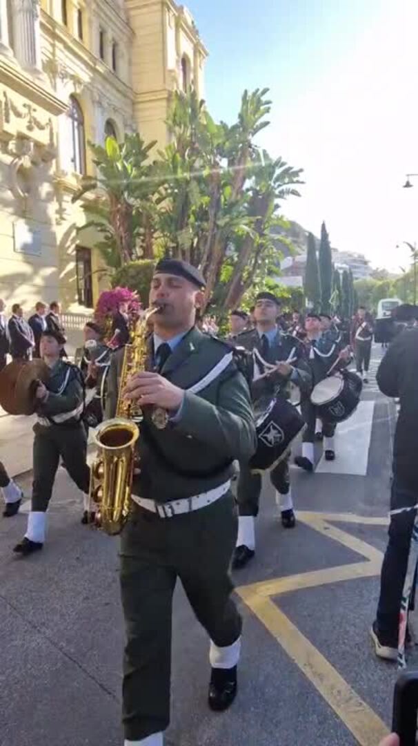 Paso de la tropa paracaidista por el Ayuntamiento de Málaga