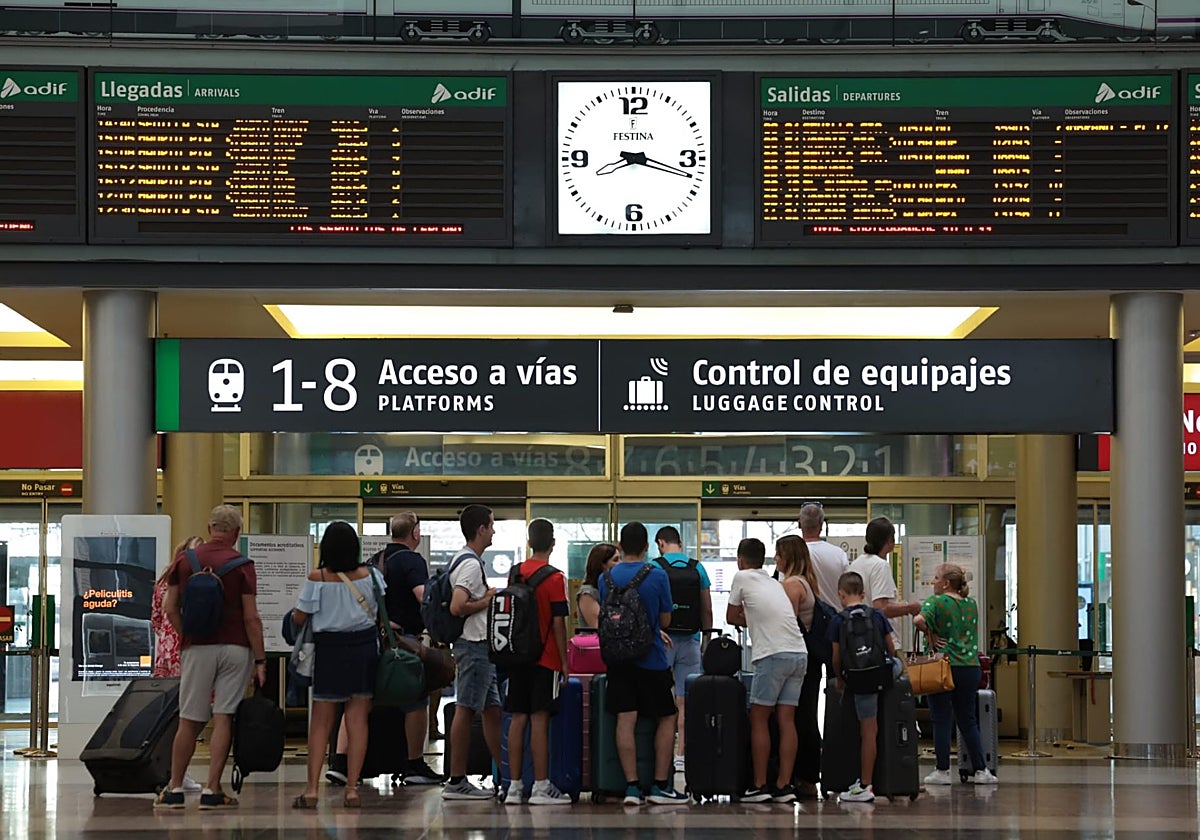 Viajeros en la estación María Zambrano de Málaga.