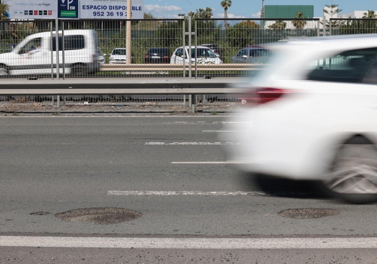 Baches en una carretera de Málaga a causa de las últimas lluvias.
