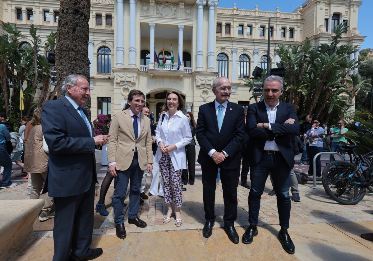 La retirada del transporte a menores de 15 escala la 'guerra' entre el PSOE y PP