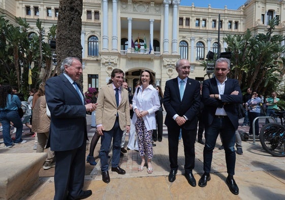 Almeida, Gamarra, De la Torre y Bendodo, este miércoles, a las puertas del Ayuntamiento.