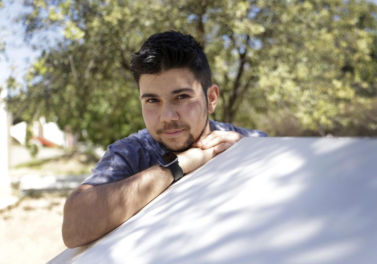 Benjamín Santiago Montiel posa en el jardín cercano a la Facultad de Educación de la UMA.