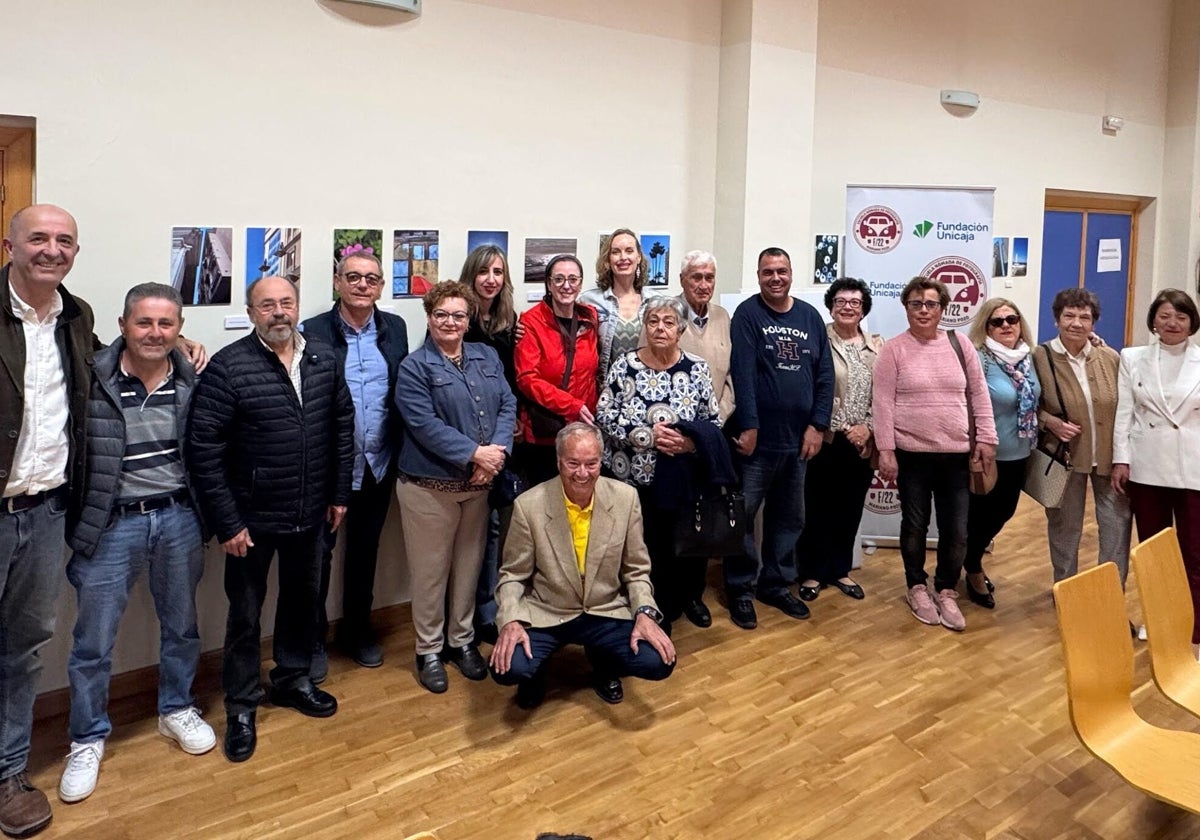 La Escuela Nómada de Fotografía y Fundación Unicaja 'enganchan' a los mayores de Torrox