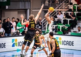 Desi Rodríguez lanza a canasta ante Kuzminskas.