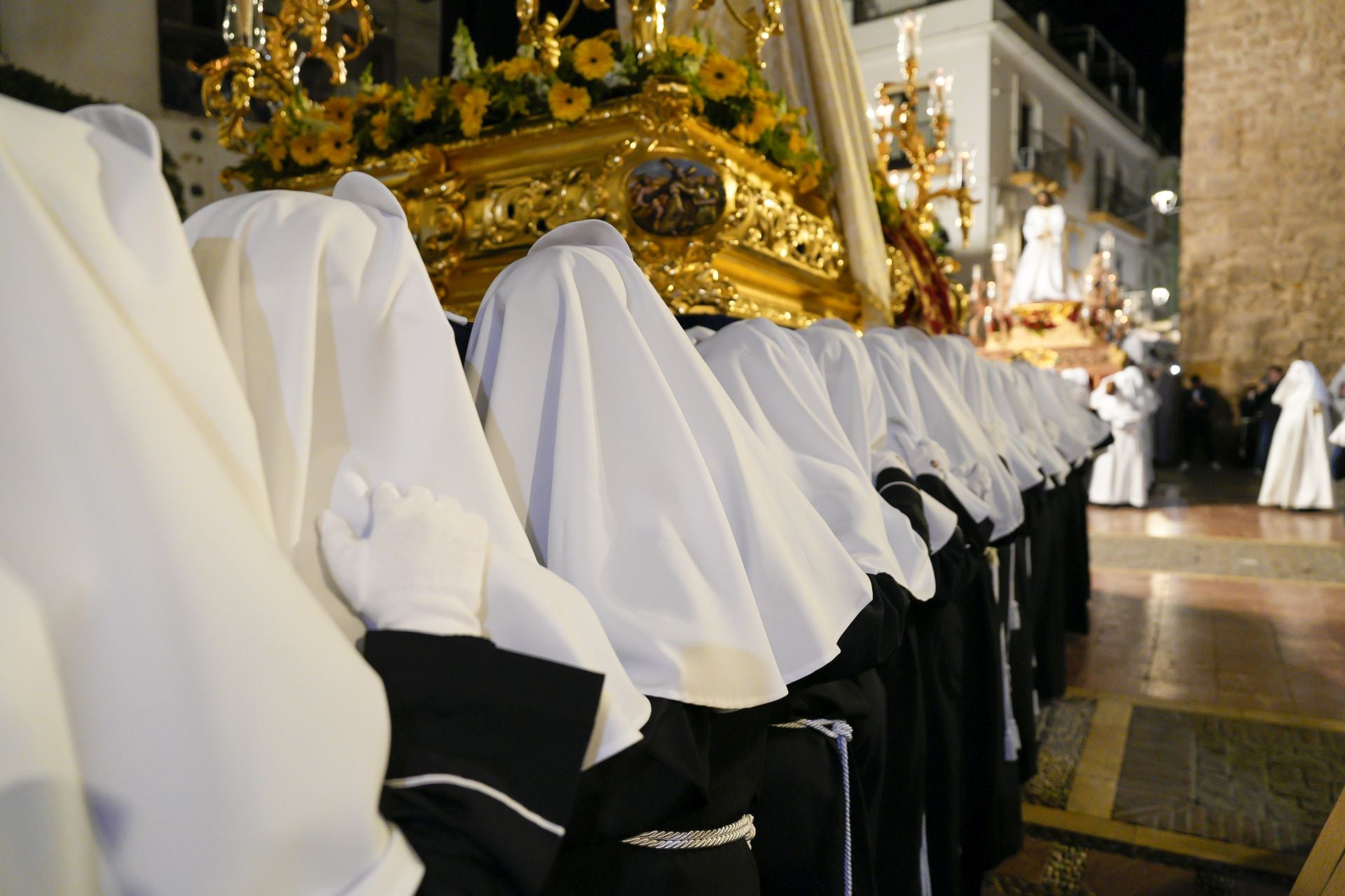 La procesión de la Virgen De La Encarnación, El Nazareno y Santa Marta de Marbella en fotos
