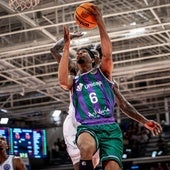 Kameron Taylor ejecuta una bandeja en el partido contra el Reggiana.