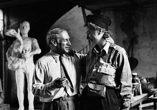 Picasso y Lee Miller, en el estudio del artista tras la liberación de Paris.