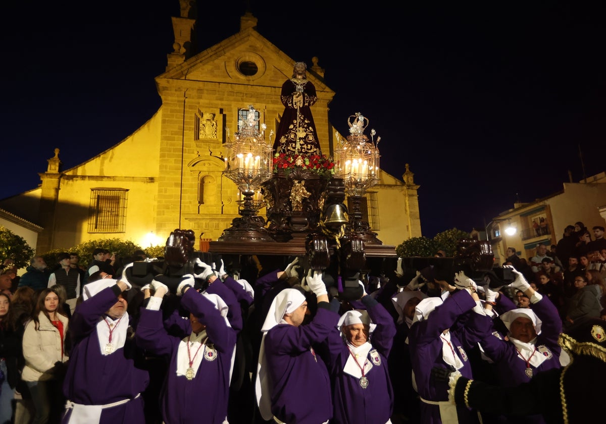 El Rescate esperó que pasara la lluvia y procesionó ligero por Antequera