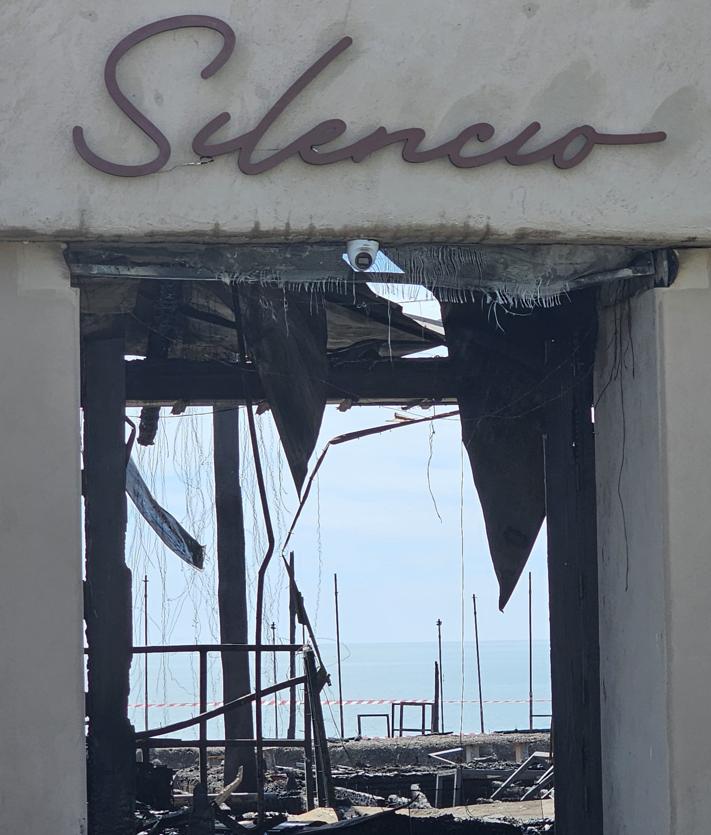 Imagen secundaria 2 - Un aparatoso incendio calcina por completo el chiringuito &#039;Silencio&#039; de la playa de Los Álamos
