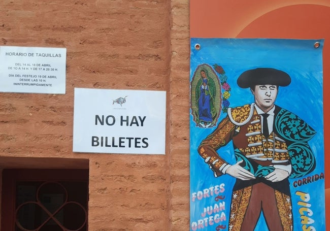 Cartel de 'No hay billetes' colocado esta mañana en las taquillas de la plaza.