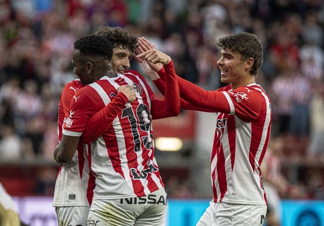 Otero felicita a Gelabert, bigoleador con el Sporting el viernes.