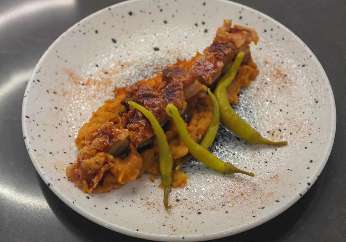Torreznos con patatas meneás, el plato estrella del Mirador del Golf en Mijas