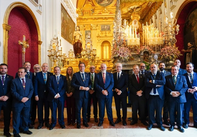 Representantes de la Agrupación de Cofradías delante de los titulares.