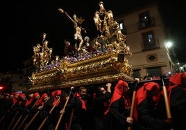 Hermanacos del Cristo de la Miseriicordia corriendo su vega por la Cruz Blanca