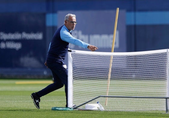 Sergio Pellicer dando instrucciones a sus futbolistas en un ejercicio, durante una sesión reciente.