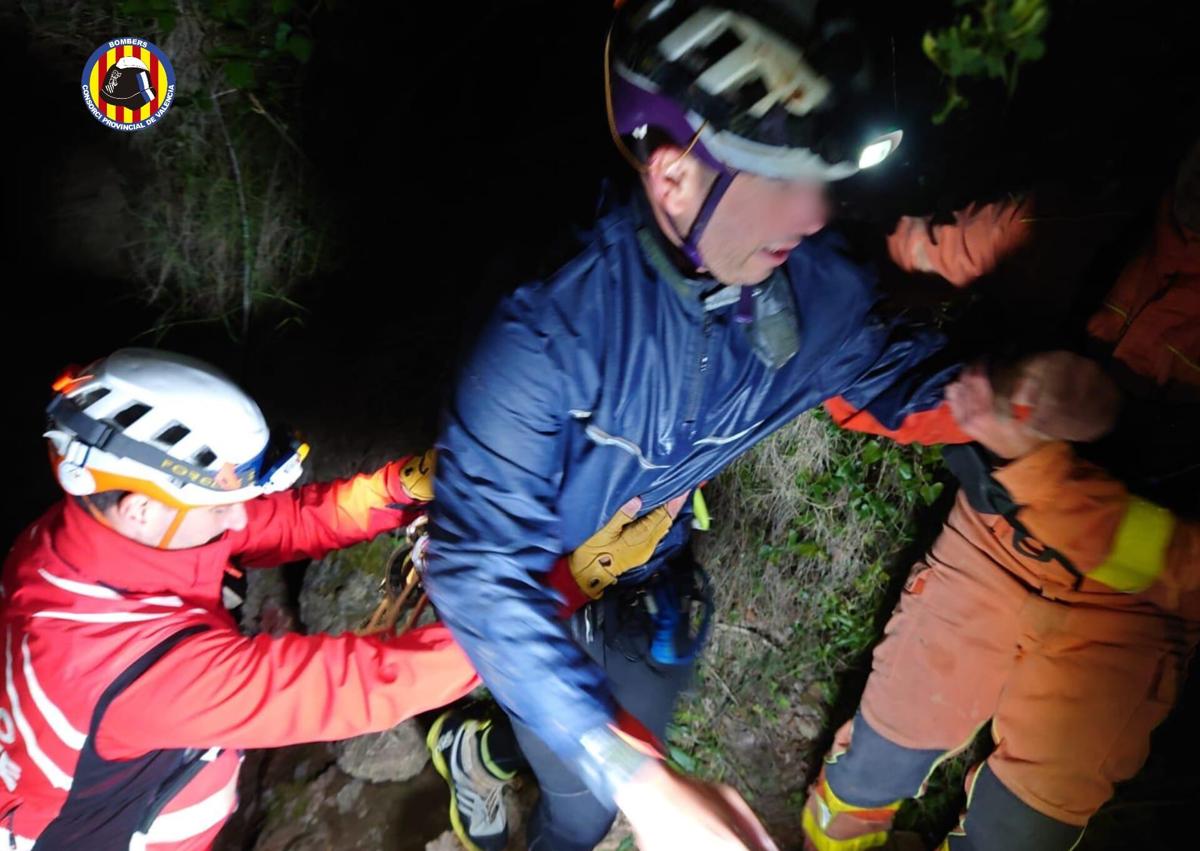 Imagen secundaria 1 - Rescatan a cuatro espeleólogos malagueños atrapados en una cueva de Valencia