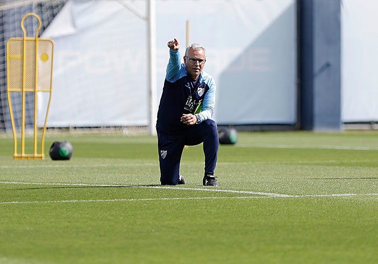 Sergio Pellicer dando instrucciones a sus futbolistas en un ejercicio, durante una sesión reciente.