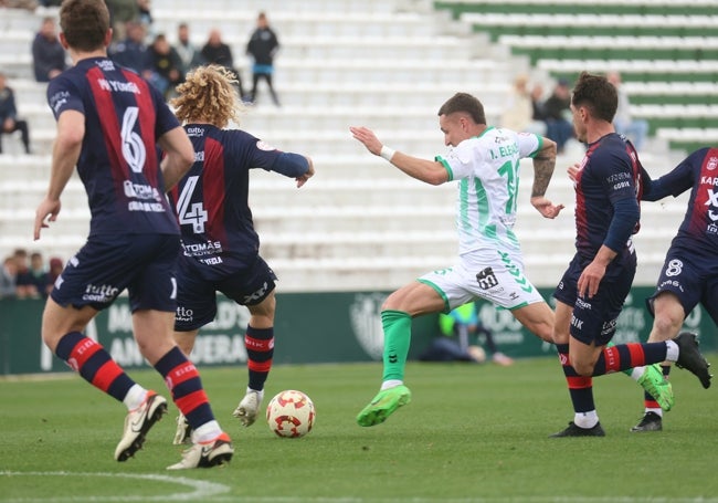 Elejalde intenta avanzar con el balón entre varios defensores del Yeclano.