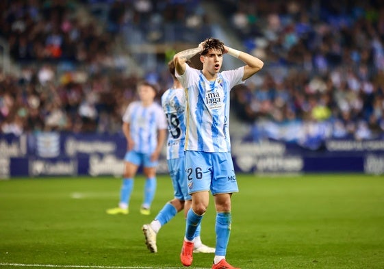 Antoñito se echa las manos a la cabeza tras una ocasión del Málaga en el duelo frente al Eldense de la primera vuelta.