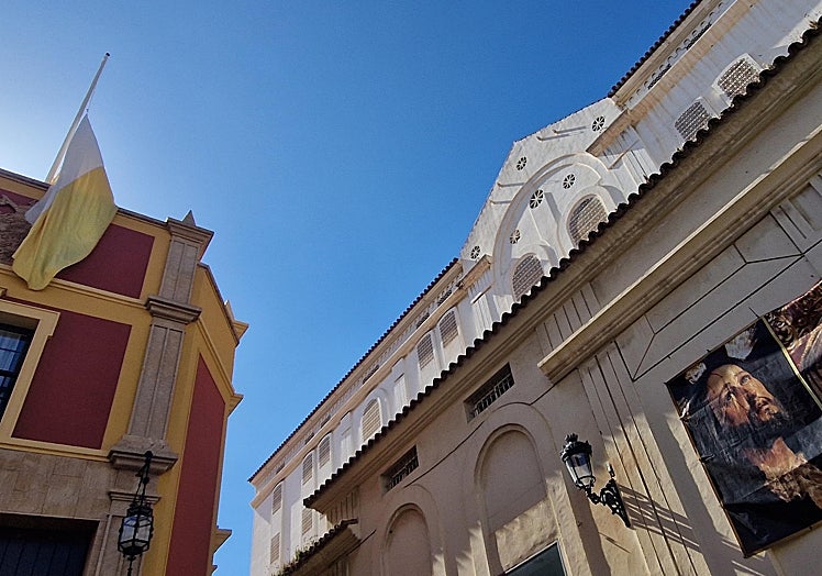 Bandera pontificia a media asta en la casa hermandad del Huerto.