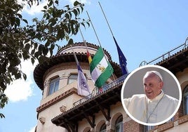 Banderas ondeando a media asta en el Rectorado, en señal de luto por la muerte del Papa Francisco.
