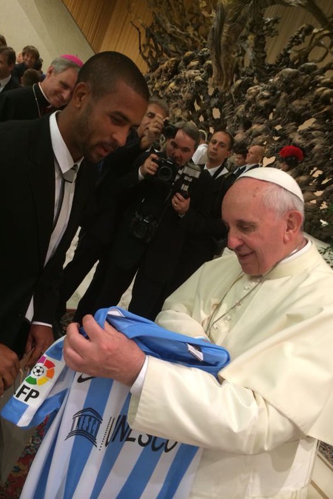Tissone y el Papa Francisco lee la dedicatoria de Tissone en la camiseta del Málaga que le regaló al Pontífice.