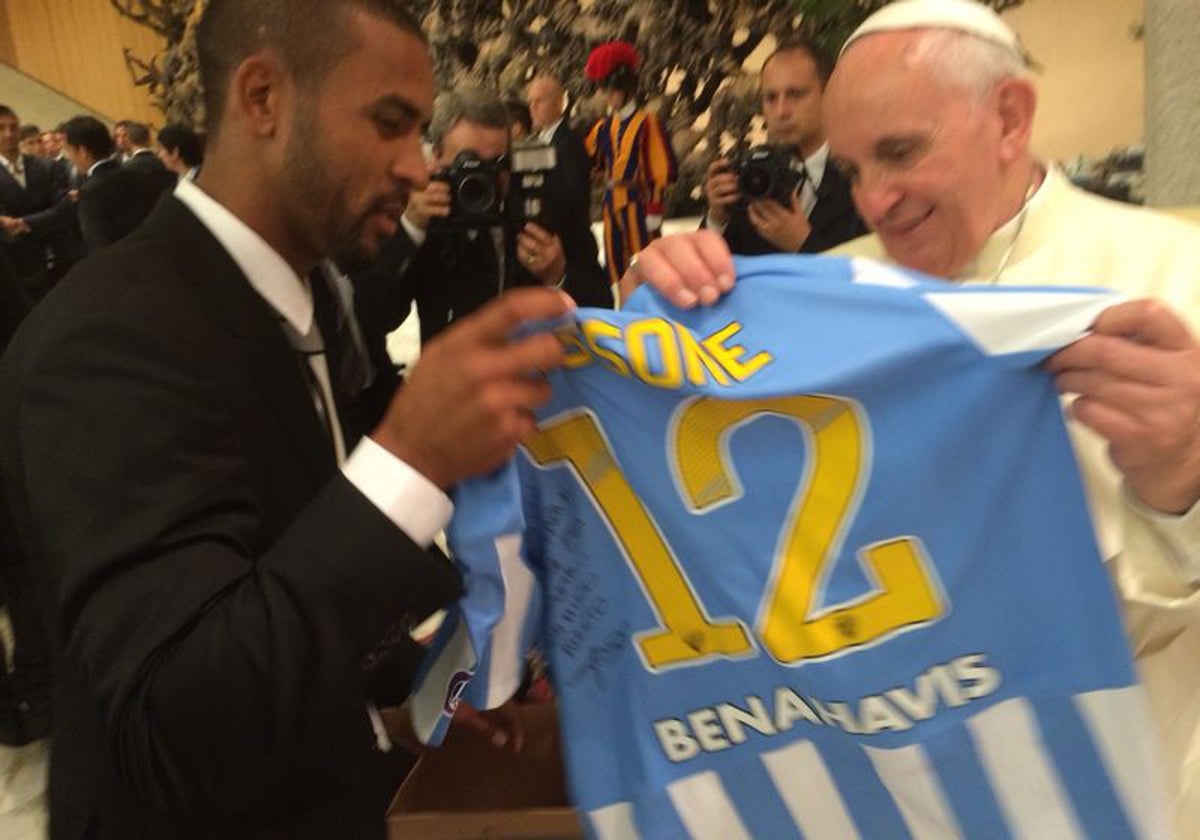 Tissone obsequia al Papa Francisco con la camiseta del Málaga.