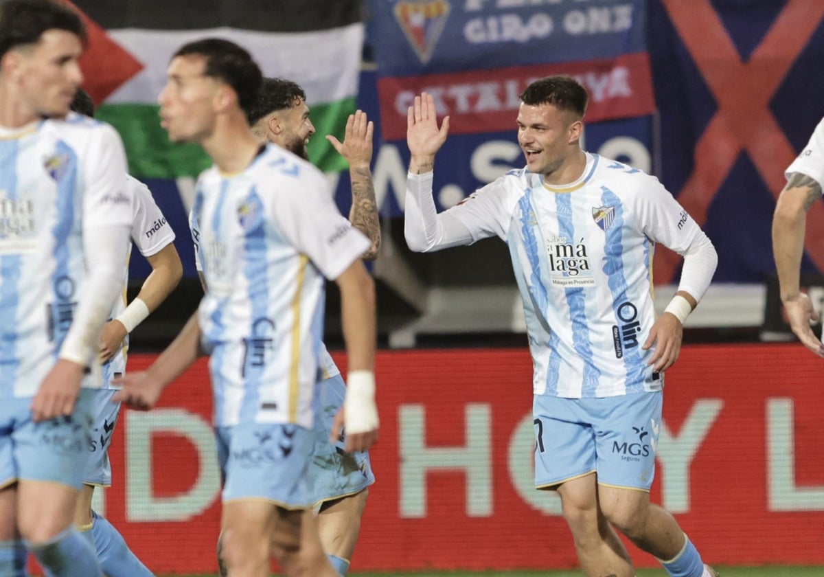 Rafa celebra con Dani Sánchez su importante gol en Ipurua anoche.