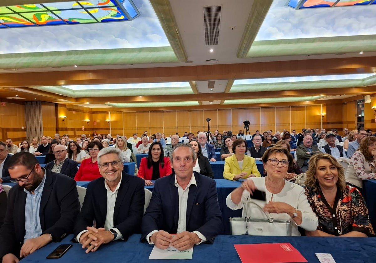 Imagen principal - Susana Díaz: «Llega un momento en el que el PSOE te tiende la mano y eso ha sido posible gracias a María Jesús Montero»