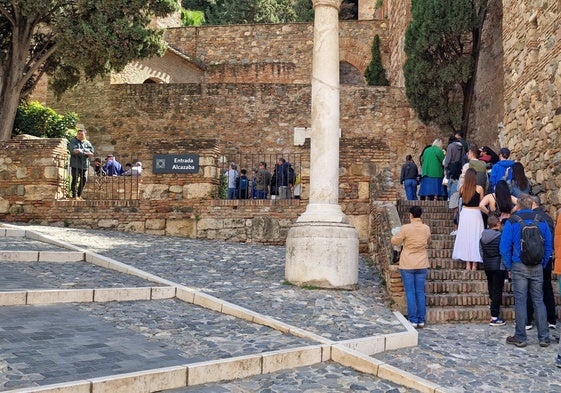 Turistas hacen cola para visitar La Alcazaba durante esta Semana Santa.