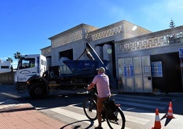 Las obras de rehabilitación del antiguo edificio de Aresbank han generado polémica entre los vecinos.