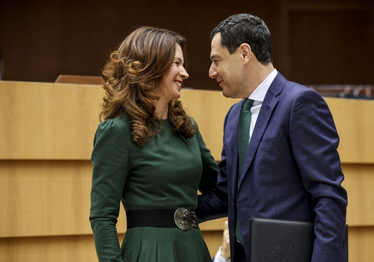 La húngara Kata Tutto y Juanma Moreno tras ser elegidos presidentes del Comité de las Regiones.