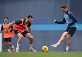 Luismi pasa el balón en un 'rondo' del entrenamiento del lunes.