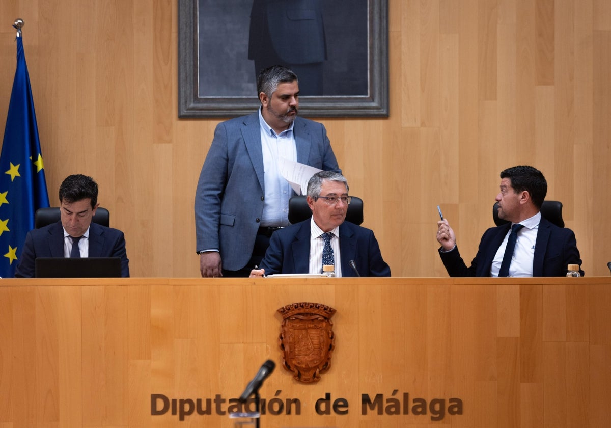 Salado, esta mañana, y detrás el portavoz socialista, Josele González, en el pleno.