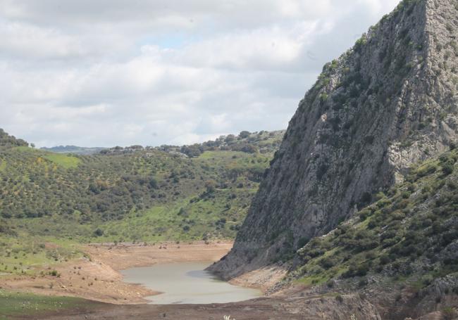 La presa de los Caballeros y el cerro Tavizna